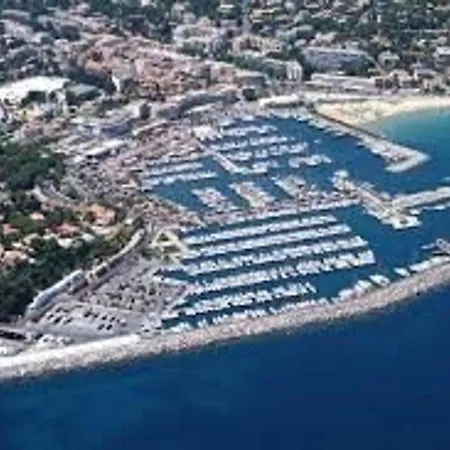 Apartment Studio-cabine Lumineux Avec Terrasse, Parking, Proche - Fr-1-100-119 Cavalaire-sur-Mer